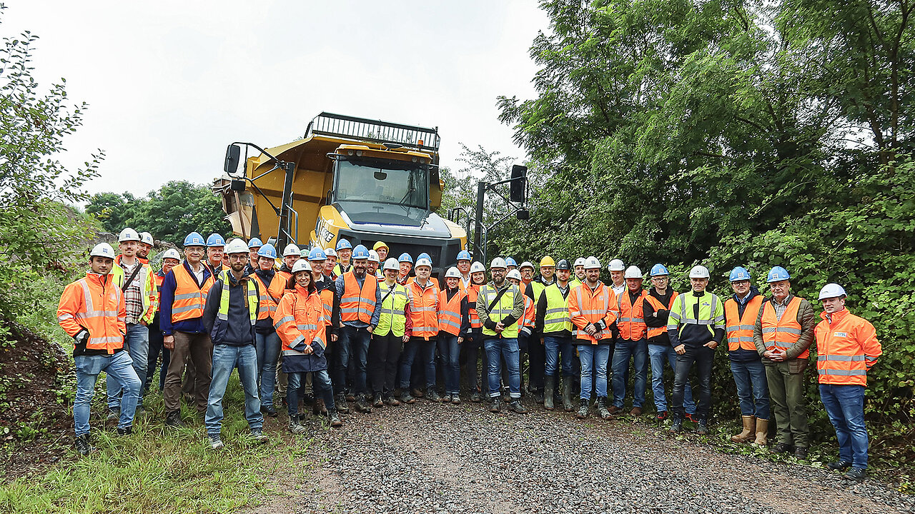 Exkursionsgruppe im Steinbruch Albersweiler