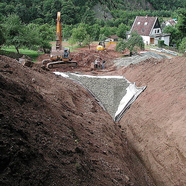 Blick von Nord nach Süd auf die Rigole 04 zu Beginn der Verfüllarbeiten Sanierung des Rutschgebietes oberhalb der L160 in Fischbach