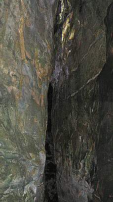 Felsspalte am Ostrand des Ferschweiler Plateaus 