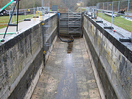 Schleuse Villmar im Dezember 2008 während Reparaturarbeiten. Schleuse Villmar im Dezember 2008 während Reparaturarbeiten.