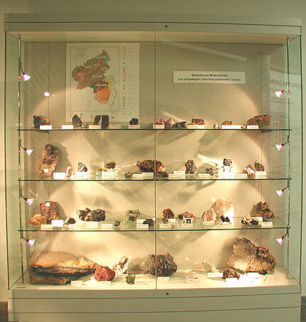 Mineraliensammlung im Foyer des LGB Mineraliensammlung im Foyer des LGB