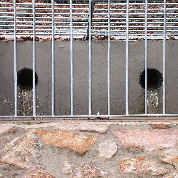 Zufluss von Wasser in das Einlaufbauwerk am Fuß des Borrer Grabens