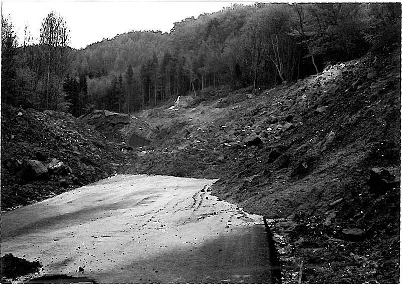 Von Rutschmassen überschobene Trasse der K 19 neu Von Rutschmassen überschobene Trasse der K 19 neu
