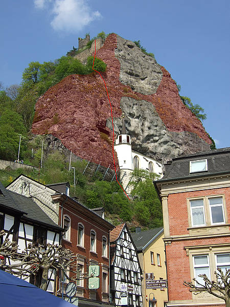 Steinschlaggefährdete Bereiche (hellrot) mit Seilsicherung begangene Route (rot) Steinschlaggefährdete Bereiche (hellrot) mit Seilsicherung begangene Route (rot)